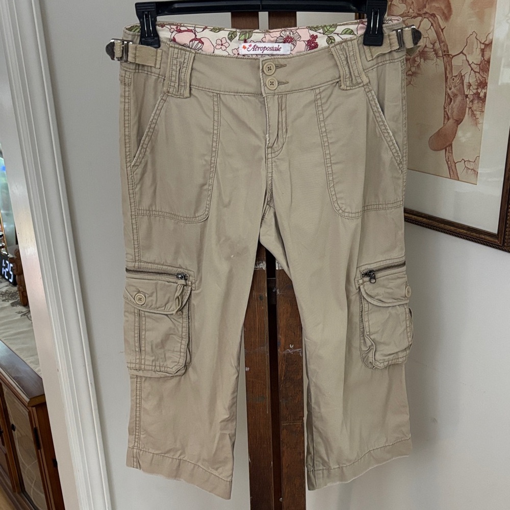 Aeropostale Women’s Khaki Cargo Capris Size 5/6